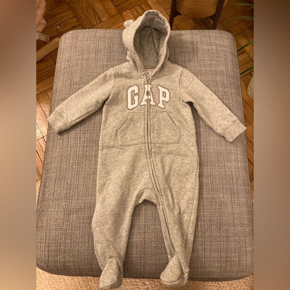 Baby Gap One Piece Romper, Size 6-12 months.